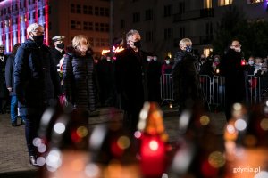 Kwiaty przed pomnikiem Ofiar Grudnia '70 na placu Wolnej Polski złożyli i znicze zapalili(od prawej): Andrzej Bień - wiceprzewodniczący Rady Miasta Gdyni, radna Elżbieta Raczyńska, prezydent Wojciech Szczurek, radna Elżbieta Sierżęga, przewodnicząca Rady Miasta Joanna Zielińska // fot. Karol Stańczak