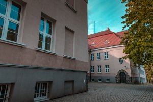 Budynek dawnej szkoły przy ul. 10 lutego zaadaptowany zostanie na potrzeby Centrum Nowoczesnego Seniora // fot. Laboratorium Innowacji Społecznych