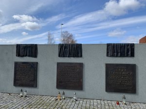 groby trzech oficerów kontradmirała Stanisława Mieszkowskiego, kontradmirała Jerzego Staniewicza i komandora Zbigniewa Przybyszewskiego, zamordowanych przez funkcjonariuszy aparatu bezpieczeństwa