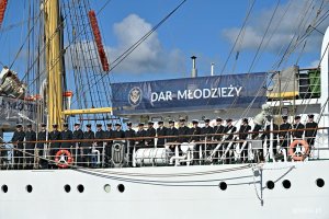Studenci, kt&oacute;rzy odbywali praktyki na &bdquo;Darze Młodzieży&rdquo;, zgromadzeni na pokładzie podczas wpłynięcia do gdyńskiego portu 