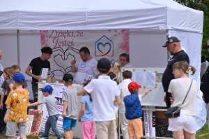 Grupa dzieci przy piknikowym namiocie 