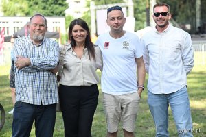 Dzielnice świętują stulecie Gdyni. Na zdjęciu widoczni od lewej: Maciej Dobbek, przewodniczący Rady Dzielnicy Obłuże, Mariola Śrubarczyk-Cichowska, wiceprzewodnicząca Rady Miasta Gdyni, Kordian Kulaszewicz, radny dzielnicy Chylonia i prezes Fundacji Adaptacja oraz Mateusz Bieszke, przewodniczący Rady Dzielnicy Chylonia.(fot. Michał Puszczewicz/gdynia.pl) 
