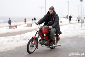 Pan Tomasz jadący na rzecz WOŚP motocyklem Romet na Skwerze Arki Gdynia