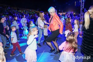 Przewodnicząca Rady Miasta Gdyni Joanna Zielińska tańczy razem z dziećmi