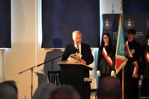 Senator RP Sławomir Rybicki i poczet sztandarowy