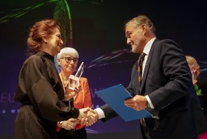 Prezydent Gdyni Wojciech Szczurek gratuluje Hannie Wendzie Uszyńskiej / fot. Mirosław Pieślak 