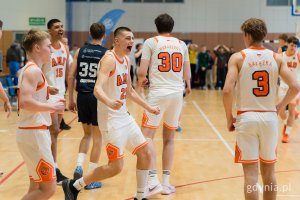 Koszykarze na boisku w trakcie meczu