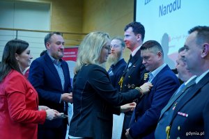 Wiceprezydent Gdyni Tomasz Augustyniak i dr hab. Marlena Robakowska &ndash; dyrektor Regionalnego Centrum Krwiodawstwa i Krwiolecznictwa w Gdańsku wręczający odznaki i legitymacje honorowym dawcom krwi z Gdyni 