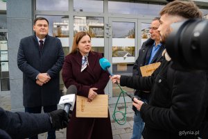 Od lewej: sekretarz miasta Łukasz Kobus, prezydent Gdyni Aleksandra Kosiorek, rzecznik prasowy Urzędu Miasta Gdyni Tomasz Złotoś i przedstawiciele mediów przed nowo otwartym Punktem Obsługi Mieszkańców Urzędu Miasta Gdyni na Chwarznie-Wiczlinie, w lokalu przy ul. Tęczowej 37 (fot. Kamil Złoch)