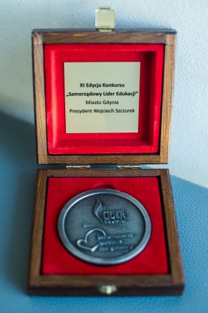 Medal w owartym pudełku z czerwoną wyściółką