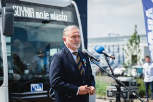 Inauguracja nowych elektrobusów marki Mercedes-Benz przy Muzeum Emigracji w Gdyni - przemawia Wojciech Szczurek, prezydent Gdyni, fot. Kamil Złoch