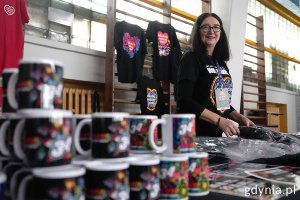 Sklepik z gadżetami WOŚP w sztabie Gdynia dla Orkiestry w Ymce 