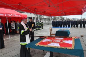 Sztandar dla Komendy Straży Pożarnej w Gdyni. Na zdjęciu arcybiskup metropolita gdański Sławoj Leszek Głódź święcący sztandar.