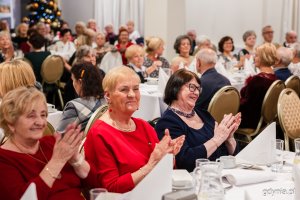 Seniorzy przy świątecznym stole