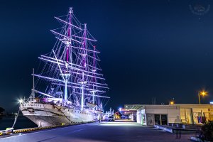 Wieczorna iluminacja „Białej Fregaty” // fot. Marek Sałatowski