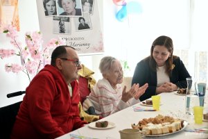 Prezydent Gdyni Aleksandra Kosiorek oraz jubilatka wraz z synem podczas spotkania urodzinowego