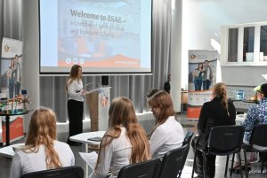 Uczennice i uczniowie przedstawili historię szkoły (fot. Magdalena Starnawska)
