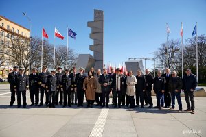 Uczestnicy uroczystości z okazji 80. rocznicy zakończenia walk o Gdynię na tle pomnika Polski Morskiej 