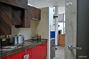 Aranżacja kuchni w salonie firmy Okland 