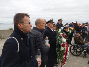 Uczestnicy uroczystości na bulwarze Nadmorskim zgromadzeni przed pomnikiem „Tym, co odeszli na wieczną wachtę”