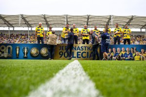 Dekoracja Jedenastki 90-lecia Arki Gdynia przez prezydenta Gdyni Wojciecha Szczurka i prezesa Arki Wojciecha Pertkiewicza / fot.gdyniasport.pl 