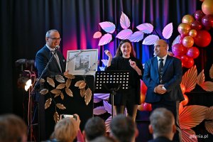 Wicewojewoda pomorski Emil Rojek przekazujący rycinę Mariuszowi Kowalczykowi &ndash; dyrektorowi Zespołu Szk&oacute;ł Og&oacute;lnokształcących nr 6 podczas uroczystości z okazji jubileuszu 40-lecia Szkoły Podstawowej nr 49 dla Dzieci Niedosłyszących
