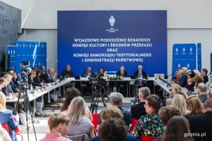 Uczestnicy wyjazdowego posiedzenia komisji senackiej i debaty o metropolii (fot. Karol Stańczak)