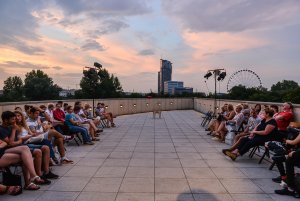 Wczoraj taras widokowy Muzeum Miasta Gdyni posłużył za scenę spektaklu „Epitafium dla władzy”, fot. Przemysław Świderski