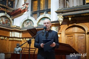Na zdj. Michał Guć, wiceprezydent Gdyni ds. innowacji przy mikrofonie podczas laudacji