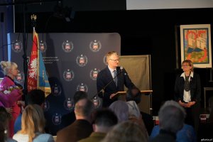 Na zdjęciu m.in. Rafał Geremek, wiceprezydent Gdyni, Elżbieta Zaręba, dyrektor II LO w Gdyni  i Iwona Tanewska, naczelnik Wydziału Edukacji UMG