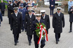Kwiaty składają przedstawiciele Akademii Marynarki Wojennej