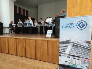 Ch&oacute;r &bdquo;Kamerton&rdquo; pod kierunkiem Gabrieli Grygiel-Bagińskiej podczas występu na zakończeniu roku akademickiego 2025/2026 Gdyńskiego Uniwersytetu Trzeciego Wieku 