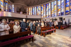 Uczestnicy mszy świętej w intencji pomordowanych w Kościele pw. Matki Boskiej Nieustającej Pomocy i św. Piotra Rybaka 