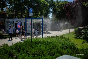 Jedna z kurtyn wodnych stanęła na Alei Topolowej od strony Al. Jana Pawła II 