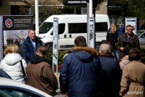 Na pierwszym planie goście wernisażu. Przed nimi, na środku: Arkadiusz Wingert, starszy kustosz, kierownik Ośrodka Informacji Naukowej Centralnej Biblioteki Wojskowej w Warszawie podczas wernisażu wystawy  „Gdynia na straży Wybrzeża 1921-1939” // fot. Przemysław Kozłowski