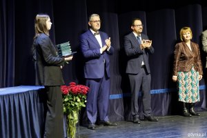 Na scenie m.in: dyrektor naczelny UCK Jakub Kraszewski i prof. Michał Markuszewski, rektor Gdańskiego Uniwersytetu Medycznego