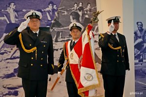 Poczet sztandarowy Morskiego Oddziału Straży Granicznej podczas uroczystości przekazania kapliczki pamięci Józefa i Zofii Unrugów, która odbyła się w Muzeum Marynarki Wojennej 