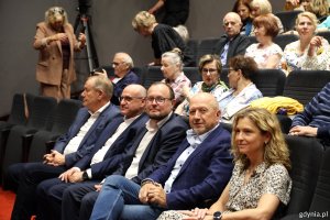 Wśr&oacute;d widz&oacute;w pojawili się m.in. Mariusz Bzdęga, dyrektor zarządzający ds. kultury i aktywności mieszkańc&oacute;w Urzędu Miasta Gdyni i Radosław Maślak, rzecznik prasowy Akademii Marynarki Wojennej z małżonką