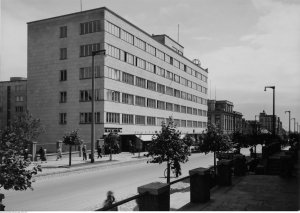 Biurowiec Zakładu Ubezpieczeń Społecznych przy ul 10 lutego. Gdynia 1918 -1939 r., źródło: NAC