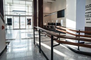 Sala Obsługi Mieszkańc&oacute;w w Urzędzie Miasta Gdyni po remoncie (fot. Kamil Złoch)