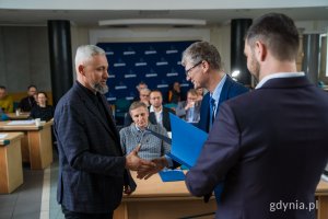 Mateusz Przepiórowski, członek Rady ds. Mężczyzn w Gdyni, odbierający akt powołania z rąk wiceprezydenta Gdyni Rafała Geremka 