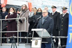Wicewojewoda Emil Rojek przemawiający podczas oficjalnych uroczystościach z okazji 100. rocznicy nadania Gdyni praw miejskich