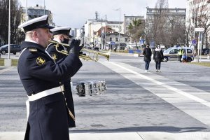 Trębacz podczas uroczystości, odegranie sygnału "Słuchajcie wszyscy". // fot. Magdalena Czernek