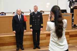 Kobieta robi zdjęcie mężczyznom w mundurach