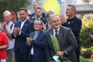 Obchody Święta Niepodległości Ukrainy w Gdańsku. Na zdjęciu od lewej m.in. Piotr Borawski - wiceprezydent Gdańska, Oleksandr Plodystyi, konsul Ukrainy, wicemarszałek Leszek Bonna, prezydent Gdyni Wojciech Szczurek. Fot. Dominik Paszliński / www.gdansk.pl