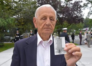Jeden ze świadków tamtych wydarzeń ze zdjęciem miejsca egzekucji powstańców warszawskich, w którym potem powstawiono symboliczny grób // fot. Magdalena Czernek