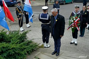 Jakub Szadaj – przewodniczący gdańskiego oddziału Towarzystwa Społeczno-Kulturalnego Żydów składający kwiaty pod tablicą podczas uroczystości z okazji 82. rocznicy wybuchu powstania w getcie warszawskim