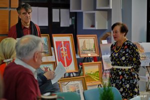 Alicja Wrzosek &ndash; prezes Klubu Krajoznawczego &bdquo;Bliza&rdquo; Oddziału Morskiego PTTK w Gdyni podczas prewernisażu wystawy &bdquo;100 obraz&oacute;w na 100-lecie Gdyni&rdquo; i spotkania wigilijnego w Gdyńskim Centrum Organizacji Pozarządowych