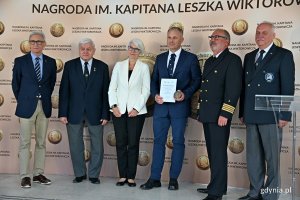 Od prawej: Marek Padjas z Bractwa Kaphornowców, kpt. ż. w. Mariusz Wiktorowicz – syn kapitana Wiktorowicza i przewodniczący kapituły, kpt. Grzegorz Baranowski - laureat nagrody specjalnej, Joanna Zielińska  - członkini kapituły i radna Gdyni, Marek Brągoszewski z Bractwa Kaphornowców oraz Waldemar Heflich z Press Clubu Polska 