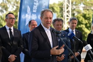 Na zdjęciu m.in.: marszałek wojew&oacute;dztwa pomorskiego Mieczysław Struk (przy mikrofonie), minister infrastruktury Dariusz Klimczak, sekretarz stanu w Ministerstwie Funduszy i Polityki Regionalnej Jacek Karnowski i poseł Rafał Siemaszko
